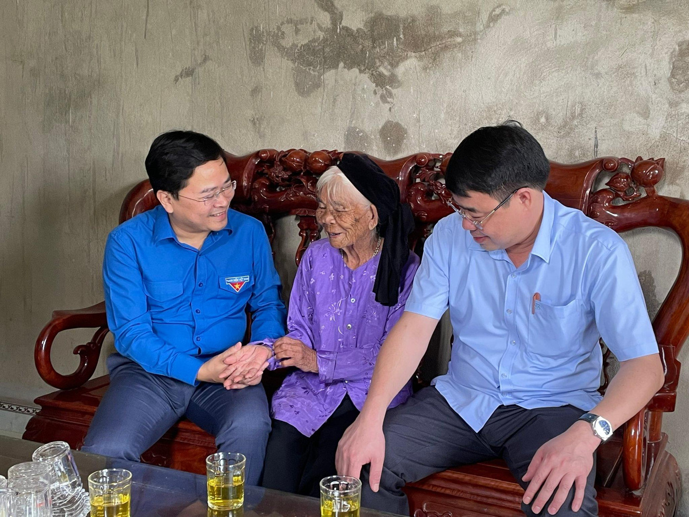 Anh Nguyễn Anh Tuấn, Bí thư thứ nhất T.Ư Đoàn trò chuyện, thăm hỏi, tặng quà cho Mẹ Việt Nam Anh hùng Nguyễn Thị Kền