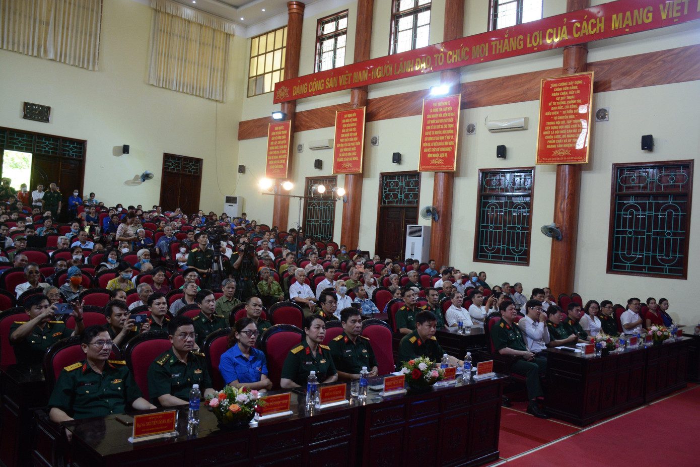 Toàn cảnh buổi trao tặng quà cho gia đình chính sách, học sinh vượt khó học giỏi... tại huyện Hà Trung vào sáng 14/7.