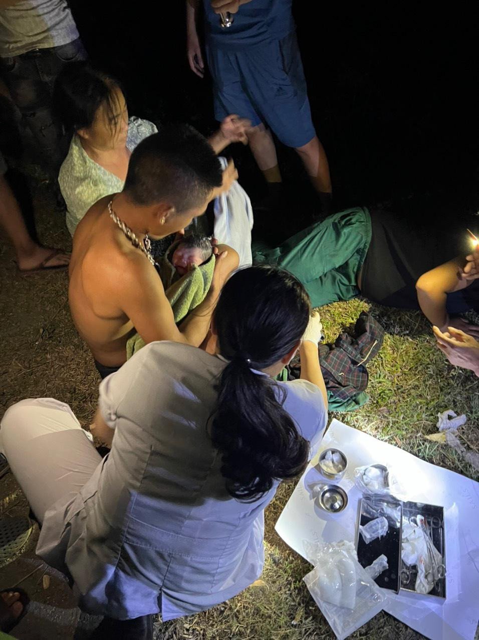 Sau khi tiếp nhận thông tin, lực lượng công an xã nhanh chóng phối hợp với lực lượng chức năng để thực hiện "đỡ đẻ" thành công cho thai phụ.