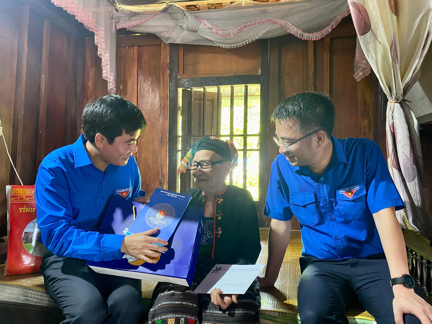 Bí thư Trung ương Đoàn Nguyễn Tường Lâm và Bí thư Tỉnh Đoàn Thanh Hoá Lê Văn Châu thăm, tặng quà cho Mẹ Việt Nam Anh hùng Hà Thị Tứ