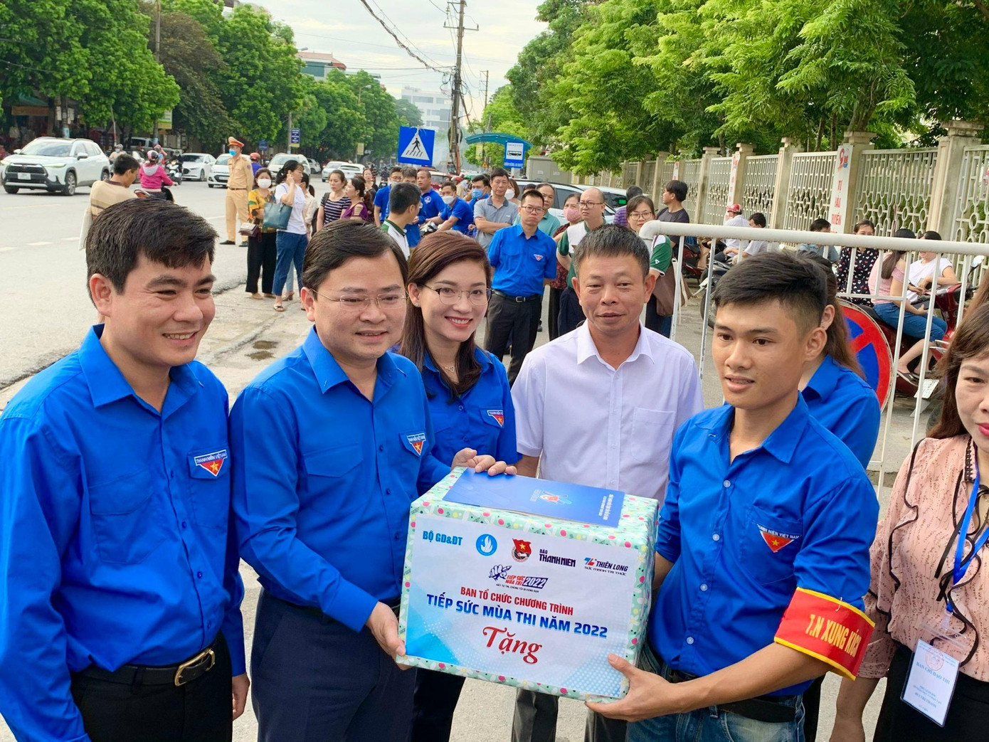 Anh Nguyễn Anh Tuấn, Bí thư thứ nhất T.Ư Đoàn cùng đoàn công tác tặng quà cho đội thanh niên tình nguyện làm nhiệm vụ tại điểm thi Trường THPT chuyên Lam Sơn.