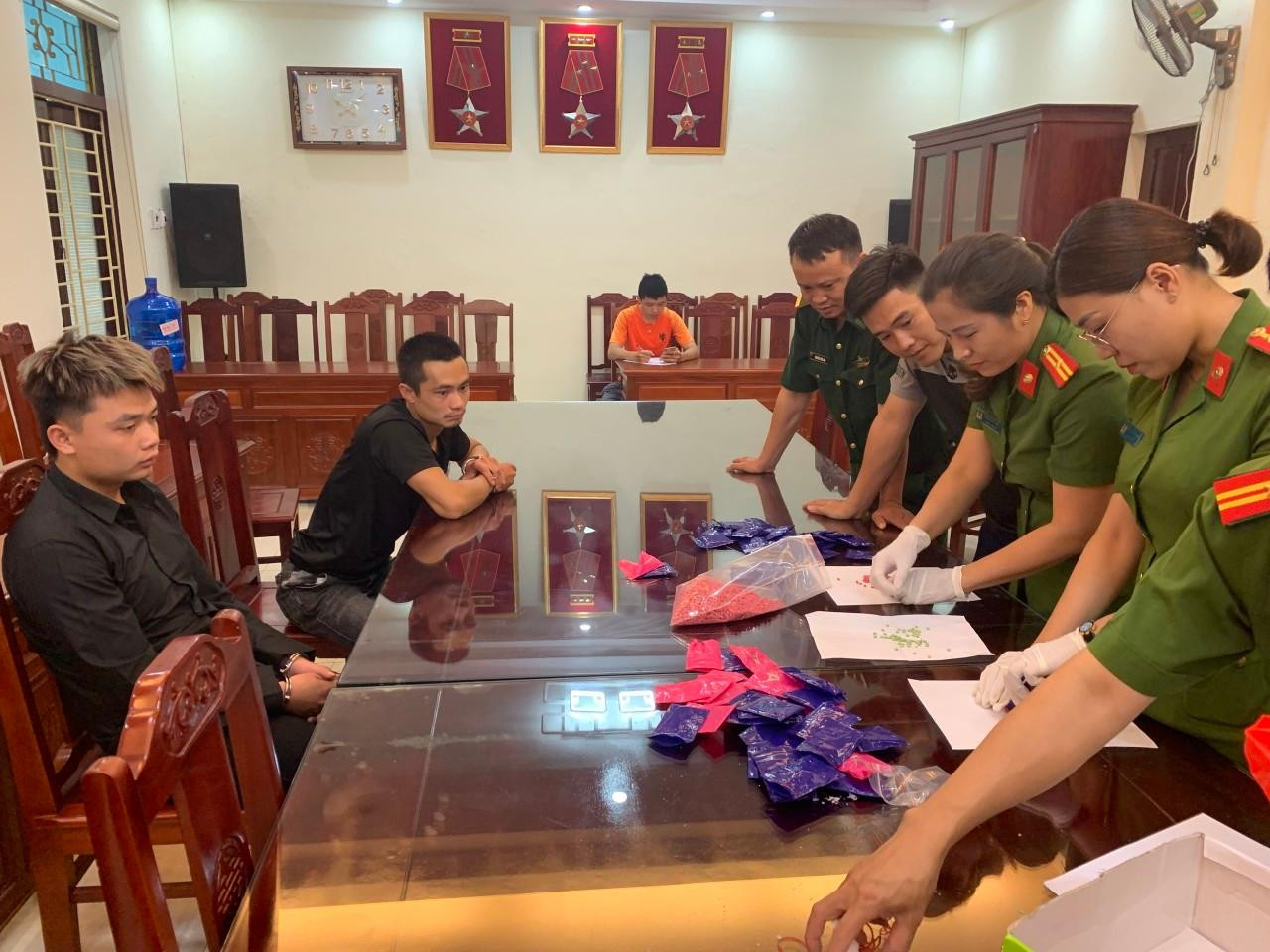 Lực lượng chức năng kiểm tra tang vật. Lực lượng chức năng kiểm tra tang vật.