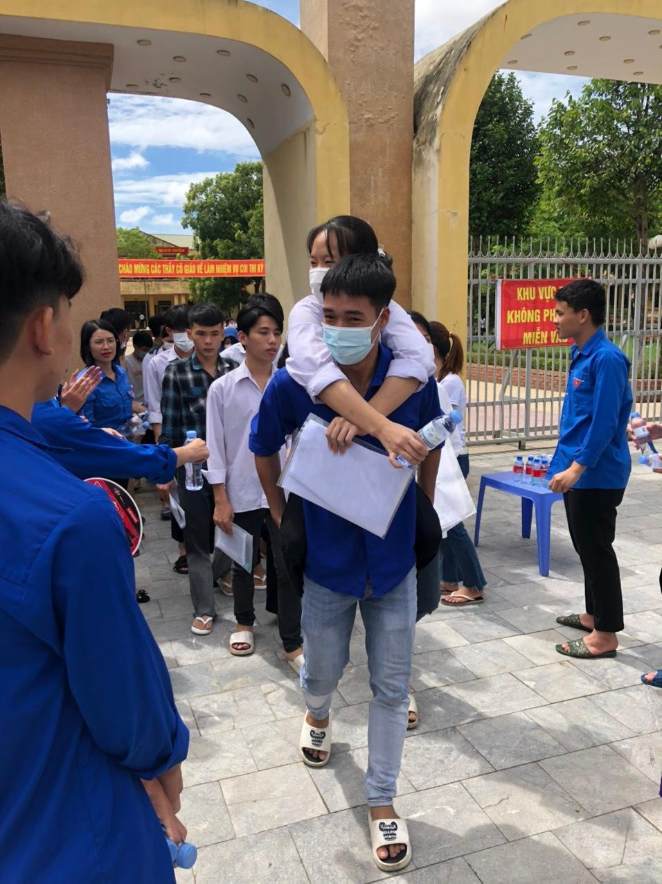 Lực lượng thanh niên tình nguyện hỗ trợ cõng em Thuỳ vào phòng thi