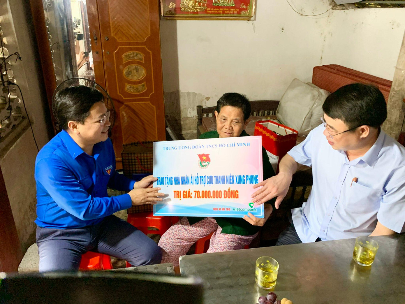 Cựu thanh niên xung phong Bùi Thị Hải nhận hỗ trợ xây dựng nhà nhân ái của Bí thư thứ nhất T.Ư Đoàn cùng đoàn công tác