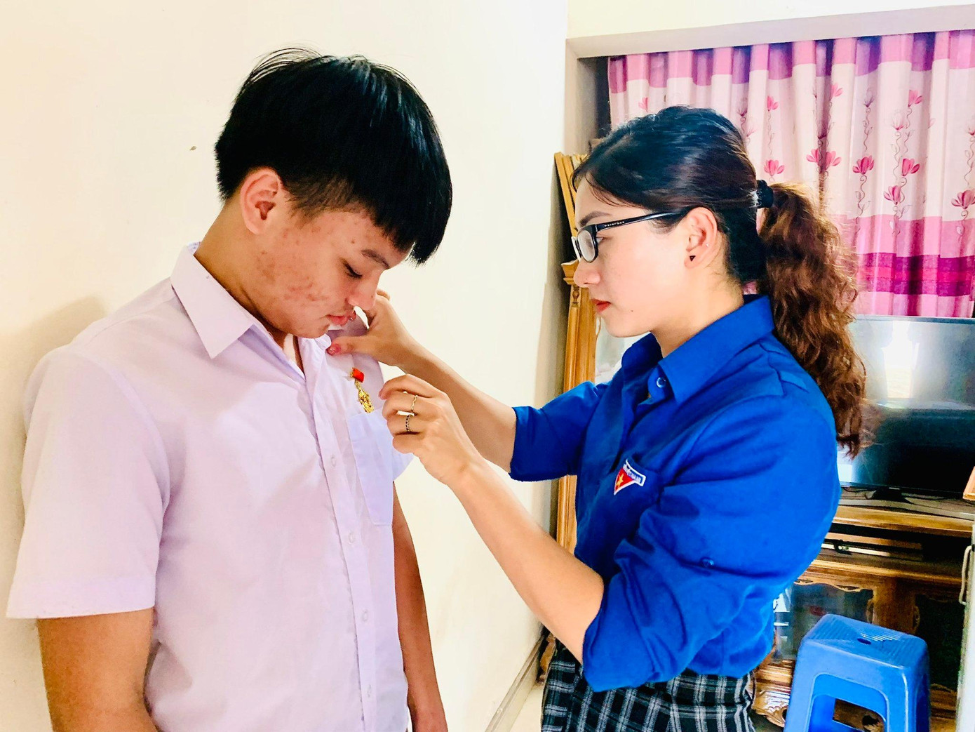 Phó Bí thư Tỉnh Đoàn Thanh Hoá Phùng Tố Linh trao Huy hiệu Tuổi trẻ dũng cảm cho Phạm Ngọc Hoàng Long. Phó Bí thư Tỉnh Đoàn Thanh Hoá Phùng Tố Linh trao Huy hiệu Tuổi trẻ dũng cảm cho Phạm Ngọc Hoàng Long.