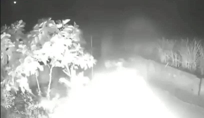 Ngọn lửa bốc cháy cùng tiếng la hét của người phụ nữ dùng xăng tự thiêu