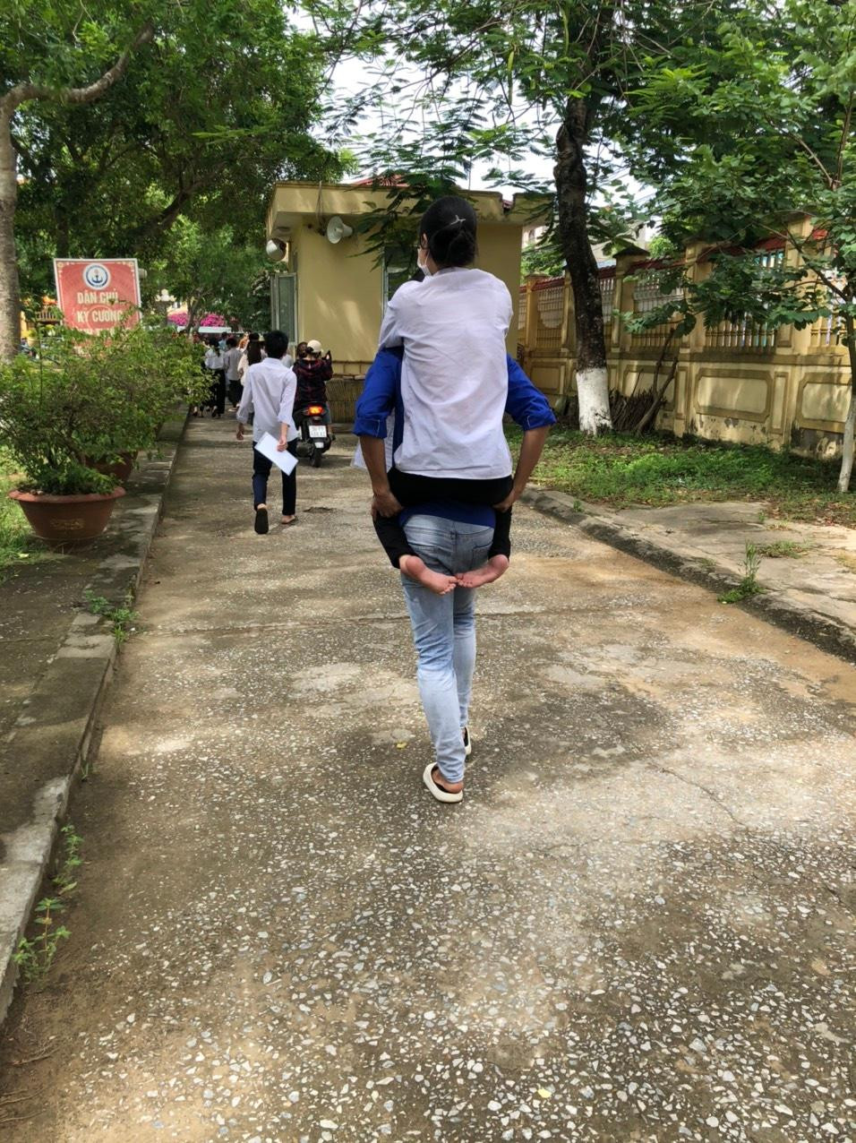 Em Thuỳ được thanh niên tình nguyện cõng ra khi kết thúc bài thi.