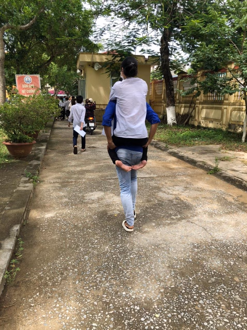 Em Thuỳ được thanh niên tình nguyện cõng ra khi kết thúc bài thi.