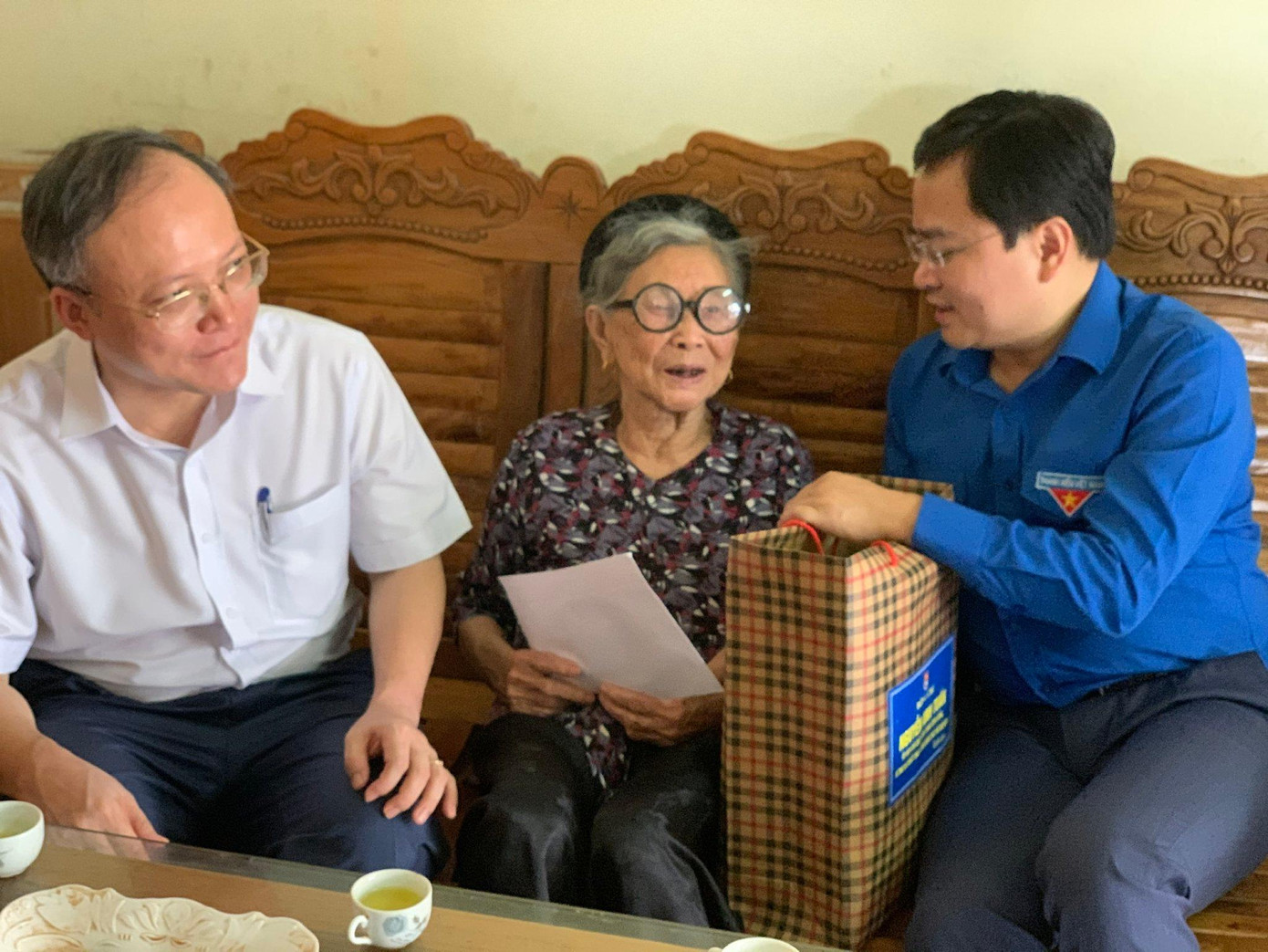 Bí thư thứ nhất T.Ư Đoàn Nguyễn Anh Tuấn cùng đoàn công tác thắp hương cho liệt sỹ, thăm, động viên, tặng quà cho Mẹ Việt Nam Anh hùng Lê Thị Thêm.