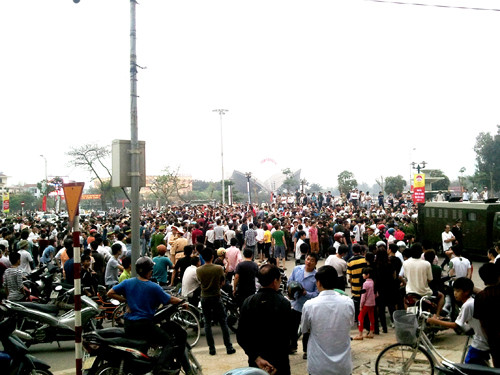 Rất đông người dân TP Vĩnh Yên, Vĩnh Phúc có mặt theo dõi vụ việc