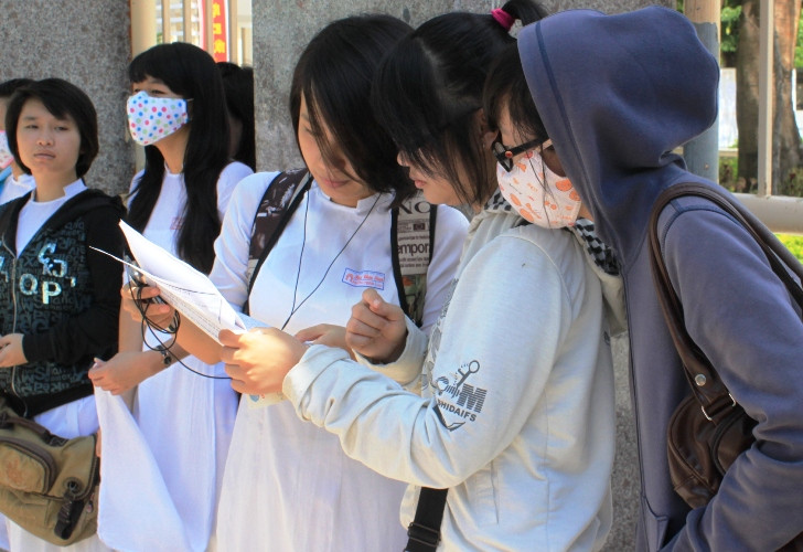 Thí sinh trao đổi sau khi kết thúc buổi thi đầu tiên. Ảnh: Nguyễn Huy