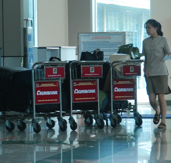 8 va ly lớn đựng hành lý của mẹ con Angline được đưa tới trước