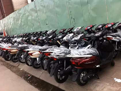 Xe tồn tràn từ kho, xưởng dịch vụ ra tới... vỉa hè