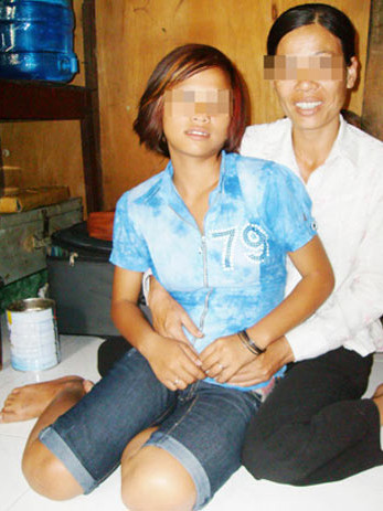 Sau những ngày tủi nhục, Nhi đã trở về bên vòng tay của mẹ. Ảnh: Pháp luật & xã hội