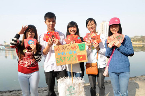 Các thành viên của Go Green với thông điệp bảo vệ môi trường có mặt từ sáng sớm tại hồ Giảng Võ