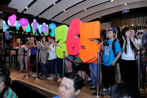 Fan 365 đến khá đông để gặp gỡ thần tượng và chuẩn bị rất nhiều quà cho S.T. Đến tiết mục của 365, họ nhiệt tình đứng lên để cổ vũ cho “sung”. Đáp lại tình cảm của fan, 365 dành tặng những ca khúc mới vui tươi, sôi động