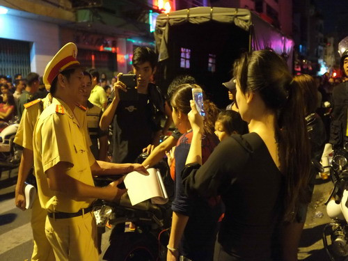 Tranh thủ quay phim, chụp hình để... làm bằng chứng?