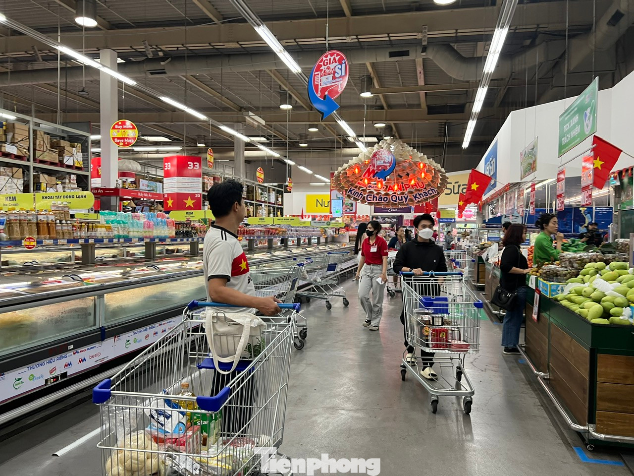 Khách hàng nhộn nhịp chọn mua hàng hóa tại siêu thị Khách hàng nhộn nhịp chọn mua hàng hóa tại siêu thị