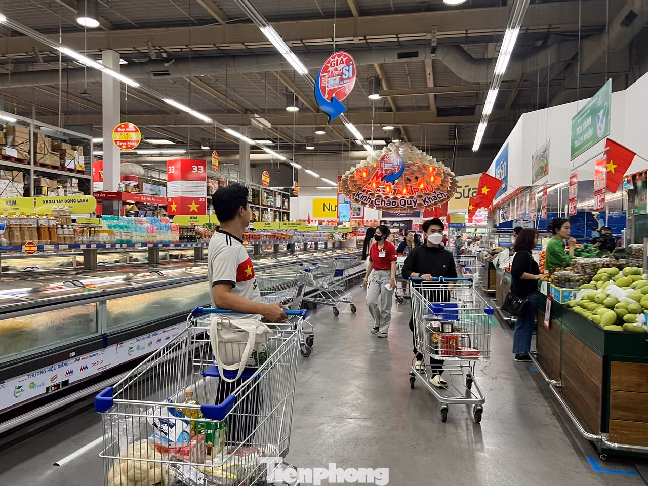 Khách hàng nhộn nhịp chọn mua hàng hóa tại siêu thị Khách hàng nhộn nhịp chọn mua hàng hóa tại siêu thị