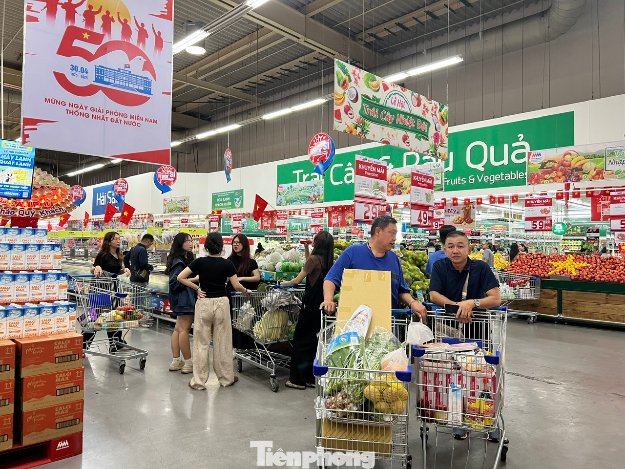 Khách hàng nhộn nhịp chọn mua hàng hóa tại siêu thị Khách hàng nhộn nhịp chọn mua hàng hóa tại siêu thị