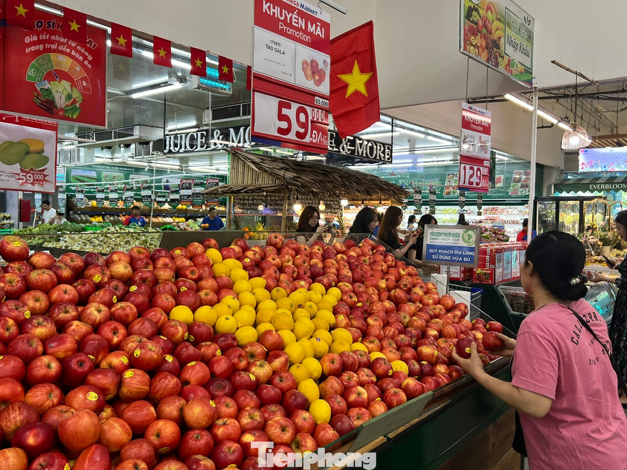 Trái cây được tạo thành hình lá cờ tổ quốc vô cùng ấn tượng Trái cây được tạo thành hình lá cờ tổ quốc vô cùng ấn tượng