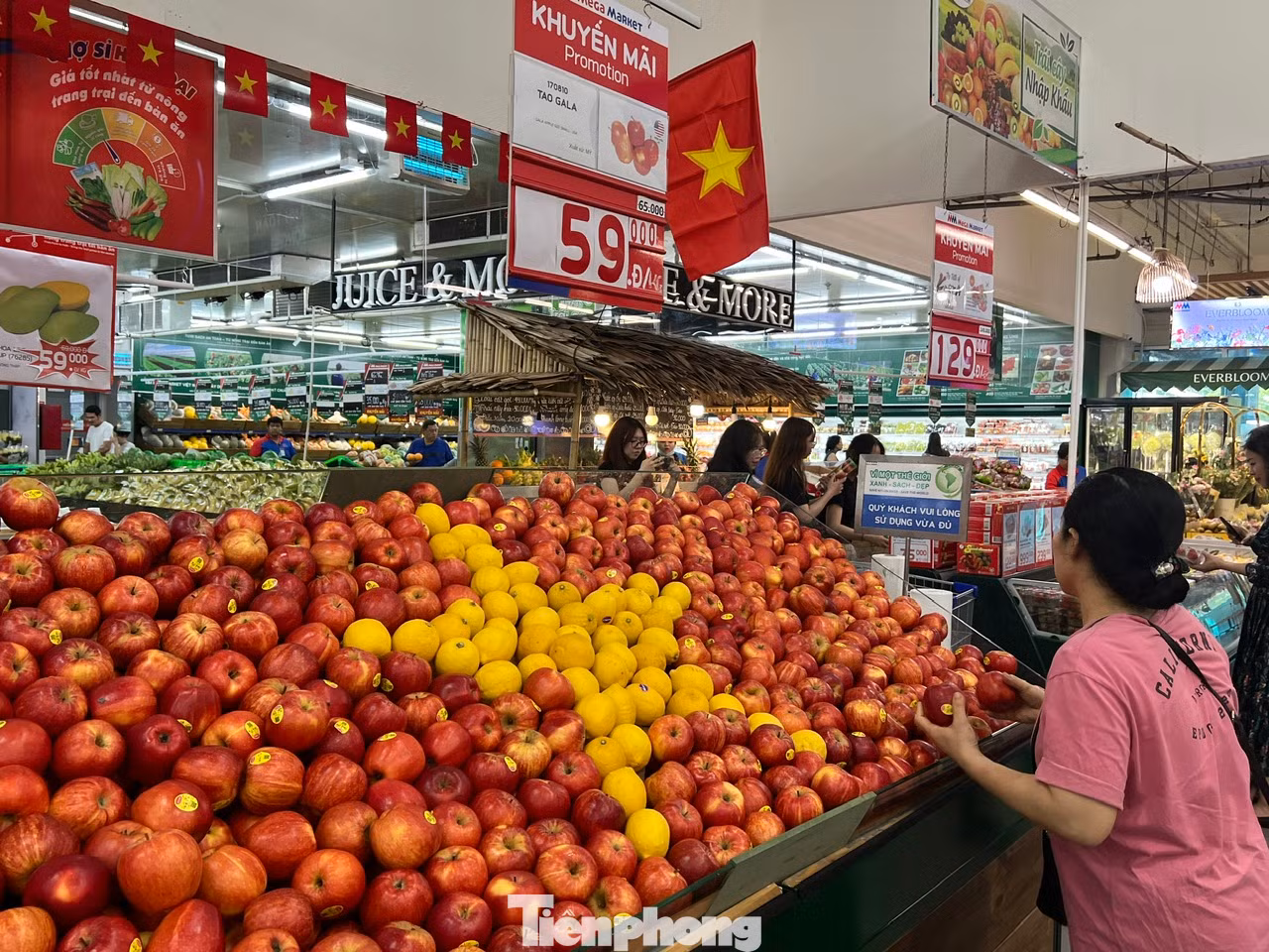 Trái cây được tạo thành hình lá cờ tổ quốc vô cùng ấn tượng Trái cây được tạo thành hình lá cờ tổ quốc vô cùng ấn tượng