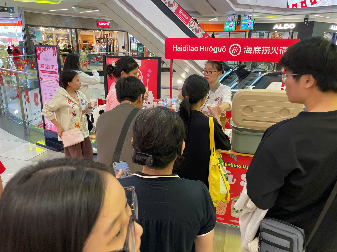 Dòng người xếp hàng dài chờ nhận quà tặng miễn phí