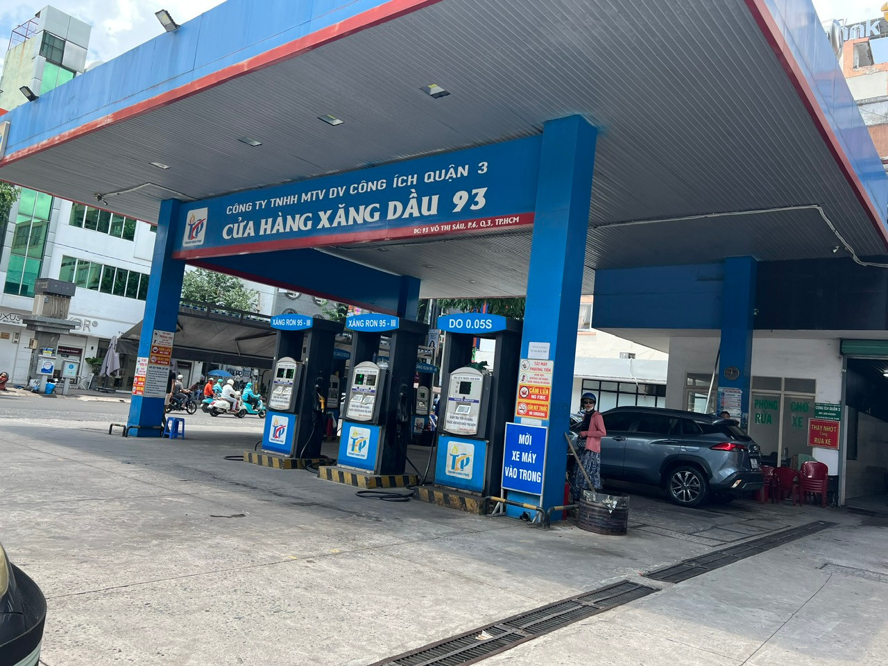 Cây xăng trên đường Võ Thị Sáu (quận 3) chỉ chấp nhận tiền mặt chứ không đồng ý bất cứ hình thức chuyển khoản nào khác.