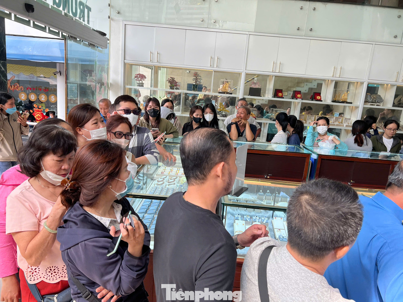 Trong khi đó, nhiều khách hàng cho biết sáng nay thấy giá vàng vẫn ở mức 116 triệu đồng/lượng nên nhanh chóng đi mua vàng. Tuy nhiên, do trên đường di chuyển, đến nơi còn chờ đợi, xếp hàng cả giờ đồng hồ, khi đến lượt thì giá đã tăng thêm 118 triệu đồng. &quot;Vợ tôi đến mua vàng ở một tiệm khác, giá đã lên tới 120 triệu đồng/lượng. Chỉ chậm chân một chút mà đã mất thêm từ 2 triệu đồng/lượng, chóng mặt luôn&quot; - anh Minh (ngụ huyện Bình Chánh) tiếc rẻ.