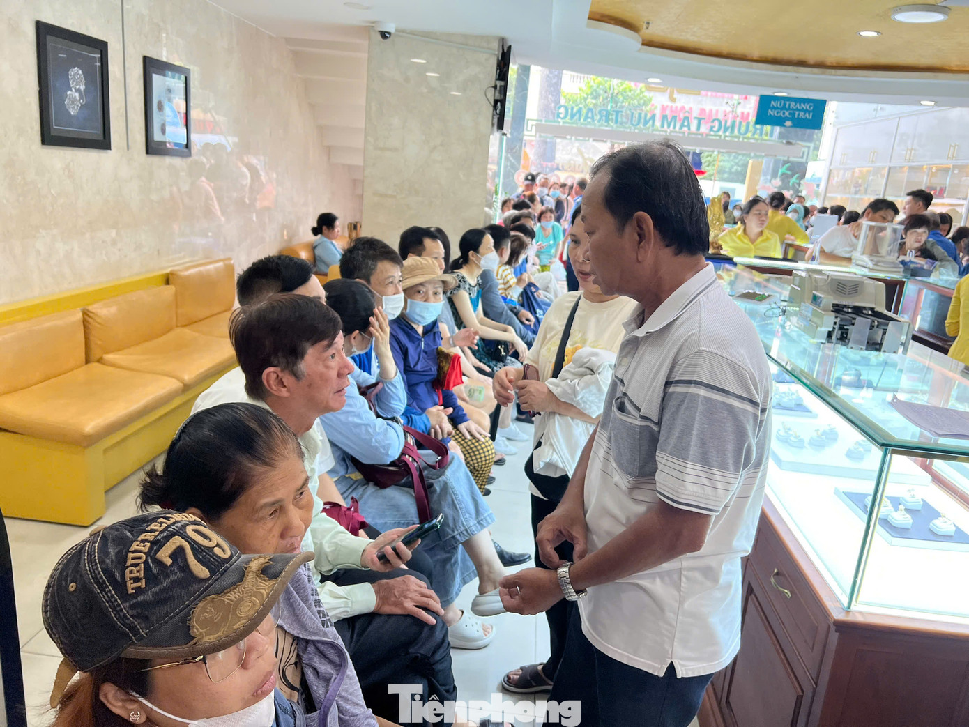 Lúc 10h ngày 17/4, tại Công ty TNHH MTV Vàng bạc đá quý Sài Gòn (quận 3, TPHCM), người dân đến mua bán vàng ngồi chờ đợi chật kín các lối đi. Có người cầm theo bịch tiền lớn mua vàng, cũng có người cầm cả chục lượng vàng miếng SJC đến bán chốt lời.