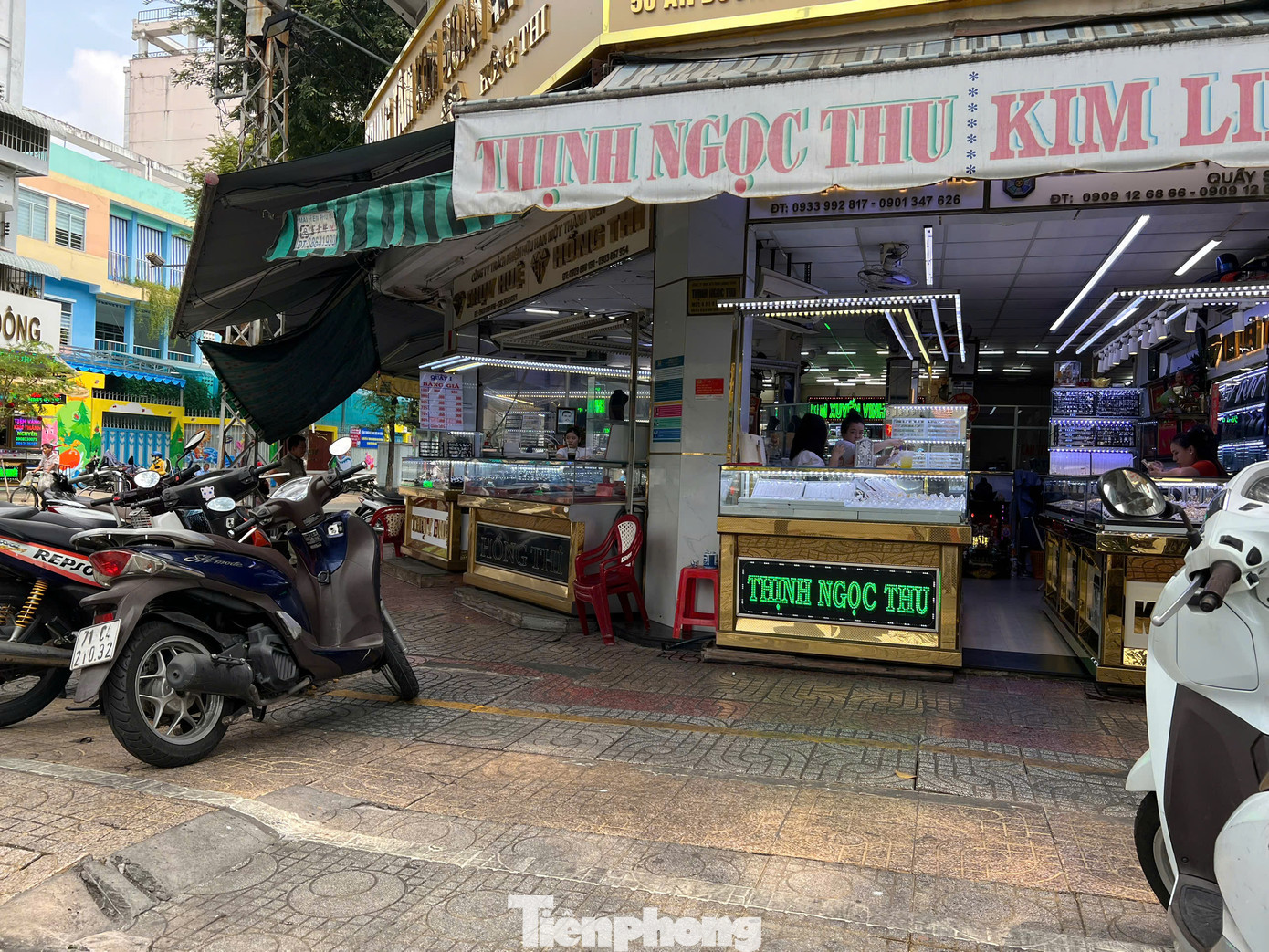 Trong khi đó, nhiều khu vực chuyên doanh vàng bạc, trang sức như phố vàng bạc quận 5, chợ An Đông, chợ Thiếc... lại thưa vắng khách đến mua bán vàng. &quot;Do chúng tôi chủ yếu bán trang sức là chính, không có vàng miếng SJC, vàng nhẫn trơn cũng chỉ số lượng nhỏ nên khách đến mua không nhiều. Người dân cũng có tâm lý mua đâu bán đó nên khi vàng lên giá thì họ đến đúng nơi đã mua để bán lại&quot; - một nhân viên tiệm vàng trên đường An Dương Vương (quận 5) cho biết.