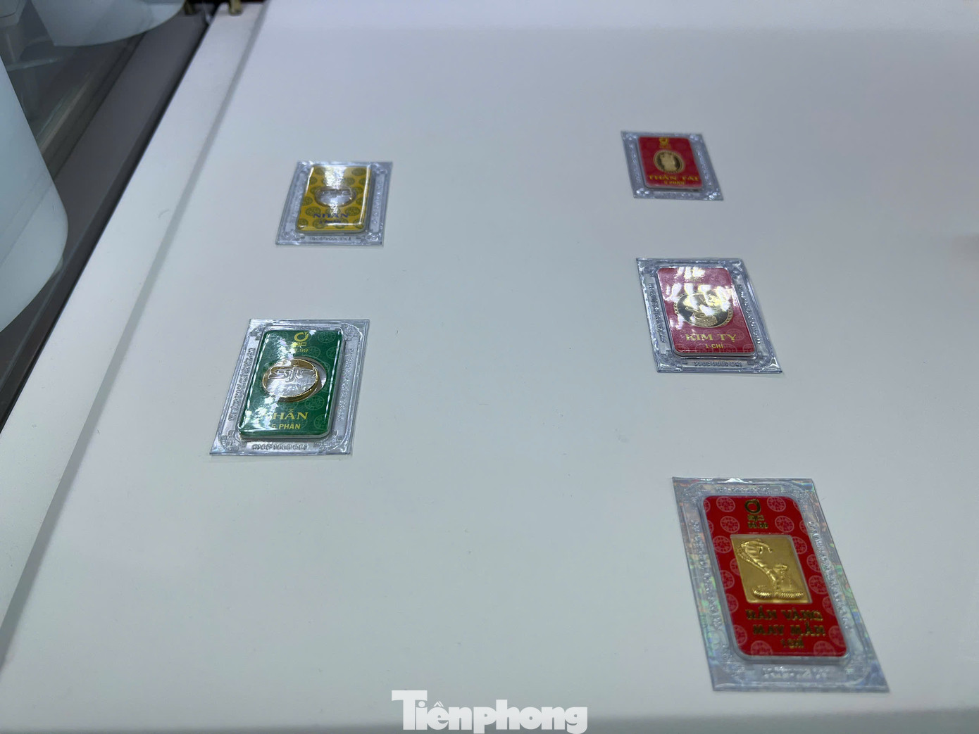 Vàng nhẫn SJC chỉ còn loại 5 phân, mỗi người được mua 1 chiếc nhẫn; còn vàng miếng được mua 2 chỉ nhưng còn tới đâu bán tới đó, tiệm vàng không chắc chắn khách nào cũng mua được vàng.