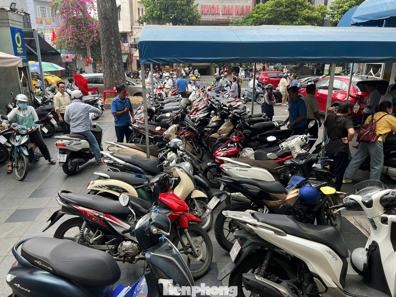 Nhiều người còn không có chỗ để gửi xe khi muốn vào tiệm sắm vàng.