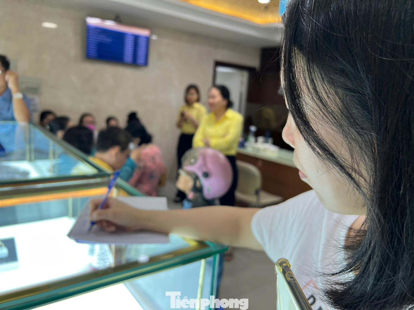 Khách đến mua vàng sẽ ghi tên vào sổ, cầm sẵn căn cước công dân trên tay và chờ gọi tên. &quot;Tôi đã chờ đợi hơn 1 giờ đồng hồ rồi nhưng vẫn chưa đến lượt. Hôm nay gia đình tôi gồm 5 người đến mua vàng khi thấy giá tăng cao. Dù mua vàng trong thời điểm này cũng khá mạo hiểm nhưng nghe nói giá có thể còn tăng nữa, nếu không mua bây giờ sợ sẽ không đủ khả năng tài chính&quot; - chị Lan Anh (ngụ quận Tân Bình, TPHCM) cho biết.