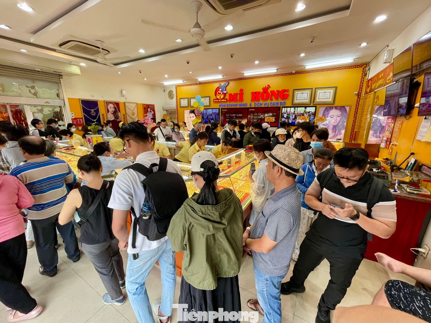 Nơi đây bán vàng miếng SJC có giá vọt lên 120 triệu đồng/lượng, tăng đến 3,5 triệu/lượng chiều bán ra so với hôm qua; chiều mua vào chỉ tăng khoảng 500.000 đồng, đứng ở mức 114 triệu đồng/lượng.