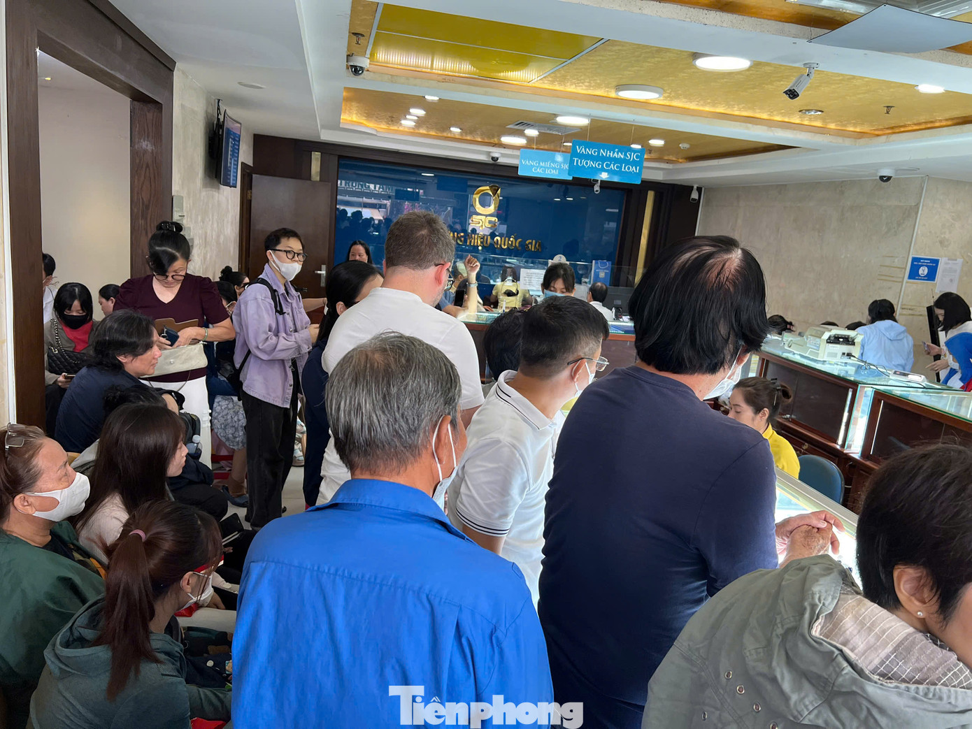 Hôm nay, vàng nhẫn ở SJC chỉ có thể mua mỗi người 5 phân, còn vàng miếng được mua 2 chỉ/người. Khách mua vàng bằng tiền mặt xếp hàng rất dài nên lo lắng khi đến lượt sẽ không còn vàng để mua.