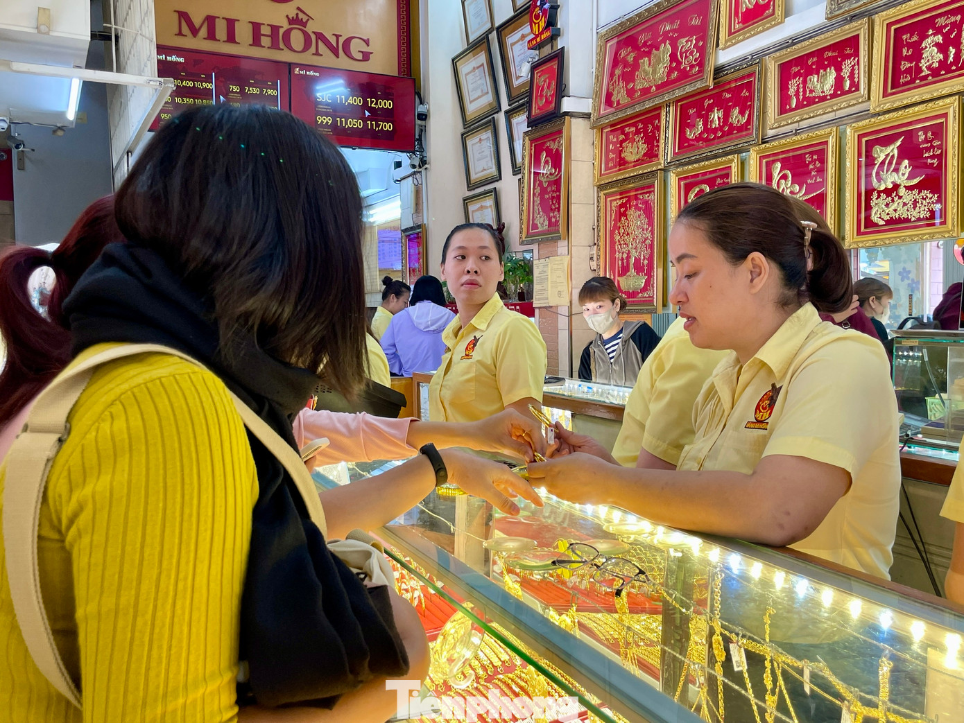 Chỉ trong 2 ngày, giá vàng miếng, vàng nhẫn đã tăng thêm 10-12 triệu đồng/lượng.