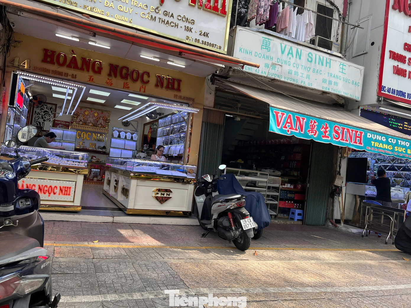 Trong khi đó, nhiều khu vực chuyên doanh vàng bạc, trang sức như phố vàng bạc quận 5, chợ An Đông, chợ Thiếc... lại thưa vắng khách đến mua bán vàng. &quot;Do chúng tôi chủ yếu bán trang sức là chính, không có vàng miếng SJC, vàng nhẫn trơn cũng chỉ số lượng nhỏ nên khách đến mua không nhiều. Người dân cũng có tâm lý mua đâu bán đó nên khi vàng lên giá thì họ đến đúng nơi đã mua để bán lại&quot; - một nhân viên tiệm vàng trên đường An Dương Vương (quận 5) cho biết.