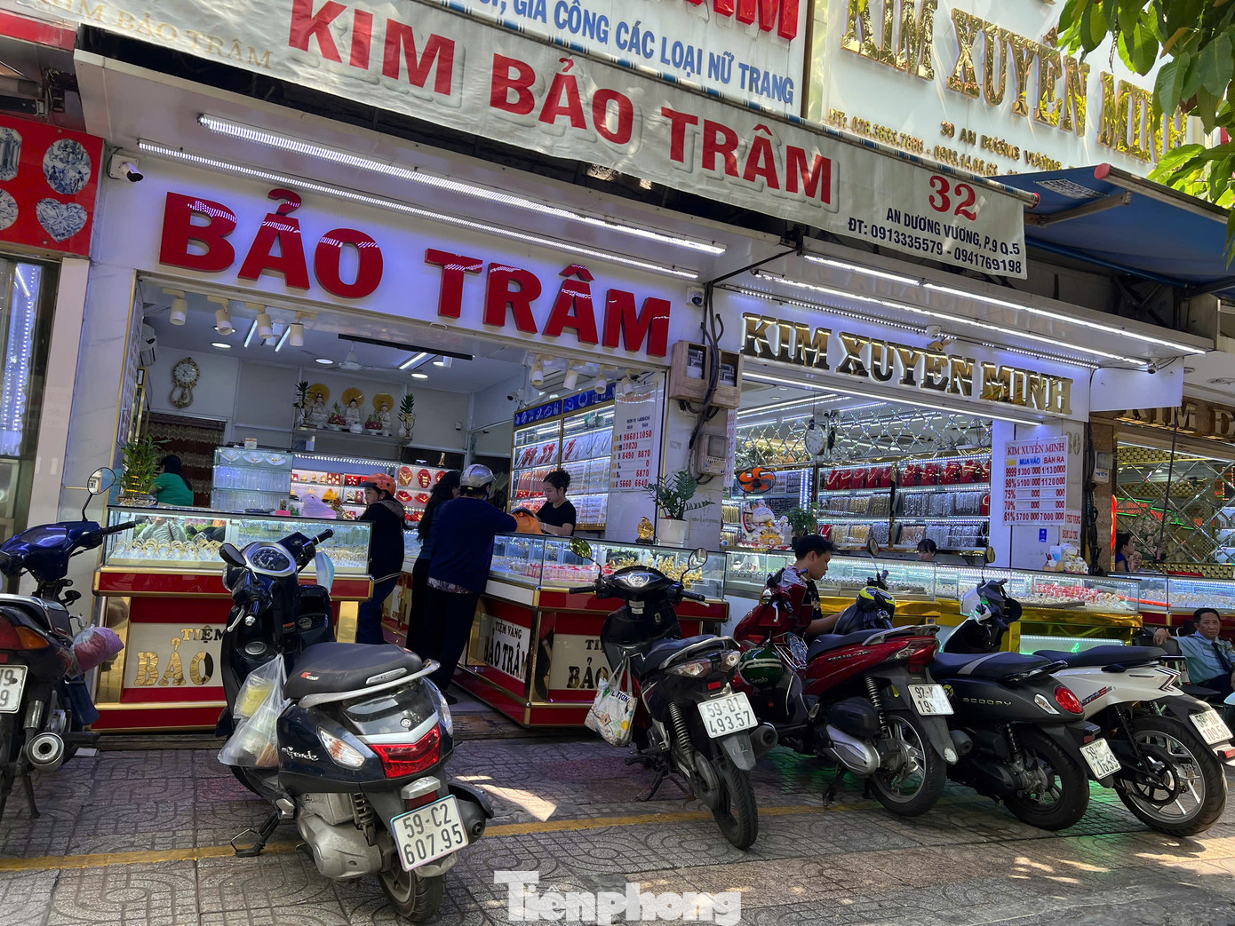 Trong khi đó, nhiều khu vực chuyên doanh vàng bạc, trang sức như phố vàng bạc quận 5, chợ An Đông, chợ Thiếc... lại thưa vắng khách đến mua bán vàng. &quot;Do chúng tôi chủ yếu bán trang sức là chính, không có vàng miếng SJC, vàng nhẫn trơn cũng chỉ số lượng nhỏ nên khách đến mua không nhiều. Người dân cũng có tâm lý mua đâu bán đó nên khi vàng lên giá thì họ đến đúng nơi đã mua để bán lại&quot; - một nhân viên tiệm vàng trên đường An Dương Vương (quận 5) cho biết.