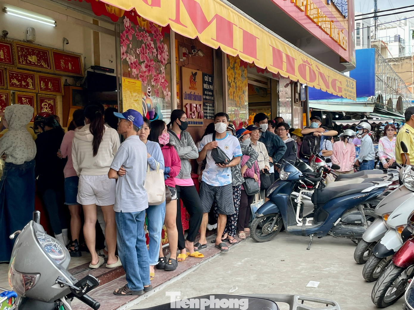 Nhiều thời điểm, tiệm vàng không còn cả vàng miếng lẫn vàng nhẫn, tuy nhiên khách vẫn kiên nhẫn chờ đợi.