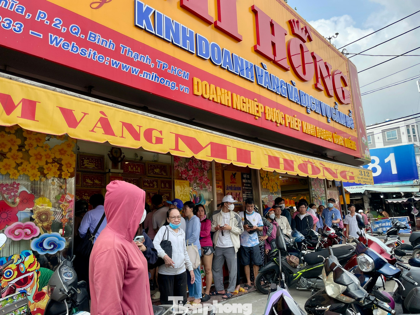 Tiệm vàng Mi Hồng (quận Bình Thạnh), dòng người xếp hàng đội nắng xuyên trưa để sắm vàng.