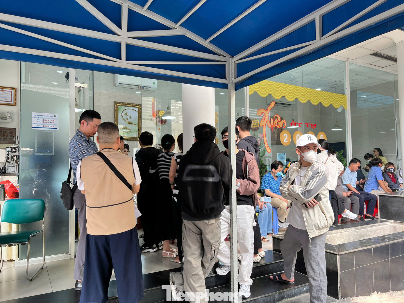 Khu vực mua vàng thanh toán bằng chuyển khoản cũng nhộn nhịp không kém. Nhiều người sau khi xếp hàng dài, mất thời gian chờ đợi nhưng đến lượt đành ra về trắng tay vì hết vàng. &quot;Đầu giờ chiều nay tôi sẽ quay lại sớm hơn, hy vọng sẽ đến lượt mình&quot; - anh Thành (47 tuổi) cho biết.