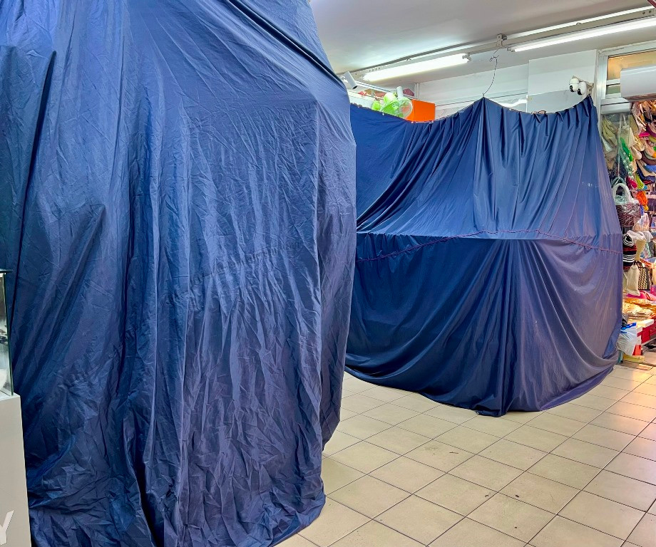 Nhiều gian hàng đóng cửa nhằm cản trở quá trình kiểm tra của lực lượng chức năng. Nhiều gian hàng đóng cửa nhằm cản trở quá trình kiểm tra của lực lượng chức năng.