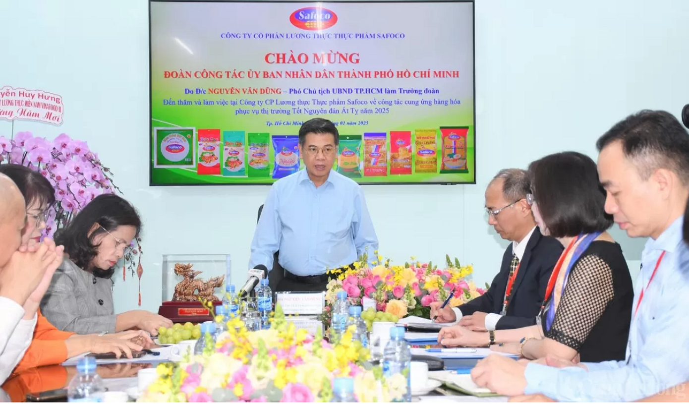 Ngày 21/1, đoàn công tác do Phó Chủ tịch UBND TPHCM Nguyễn Văn Dũng dẫn đầu đã đến làm việc với các doanh nghiệp (DN) sản xuất, đơn vị bán lẻ các mặt hàng lương thực, thực phẩm thiết yếu dịp Tết Nguyên đán 2025 trên địa bàn thành phố. Ngày 21/1, đoàn công tác do Phó Chủ tịch UBND TPHCM Nguyễn Văn Dũng dẫn đầu đã đến làm việc với các doanh nghiệp (DN) sản xuất, đơn vị bán lẻ các mặt hàng lương thực, thực phẩm thiết yếu dịp Tết Nguyên đán 2025 trên địa bàn thành phố.