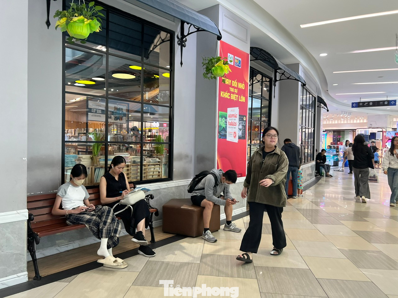 Nhiều khách chờ đợi bên ngoài để được xếp chỗ vào ăn uống. Nhiều khách chờ đợi bên ngoài để được xếp chỗ vào ăn uống.