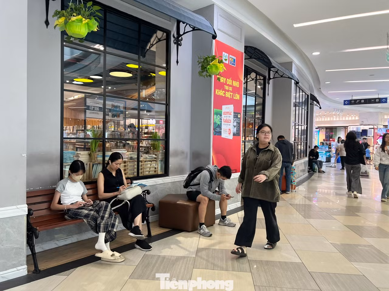 Nhiều khách chờ đợi bên ngoài để được xếp chỗ vào ăn uống.