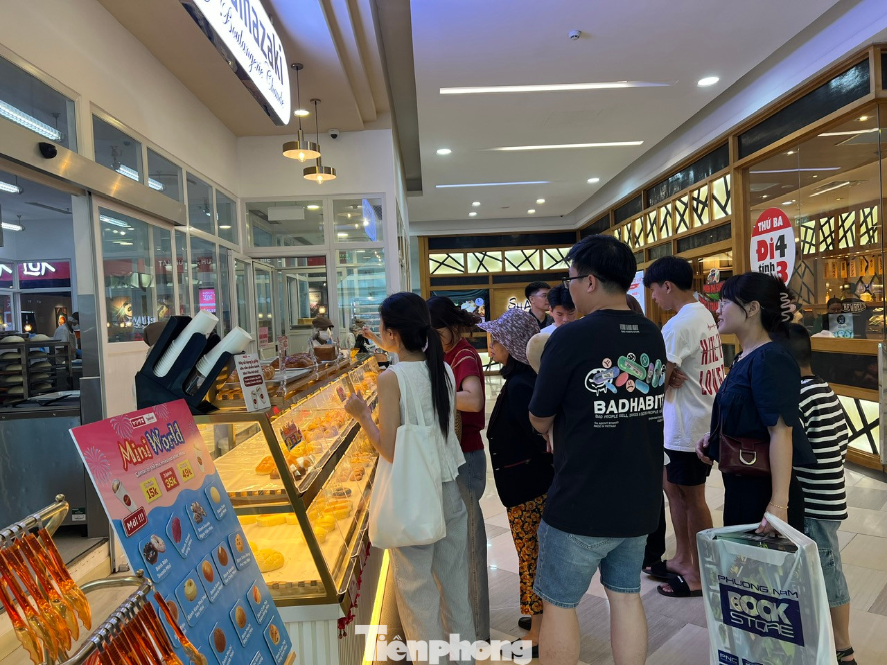 Hầu như các quầy hàng ăn uống nào cũng đông nghịt khách. Trong những ngày lễ, nhiều nhà hàng có thêm khuyến mãi, tặng quà nên càng hút khách hơn. Hầu như các quầy hàng ăn uống nào cũng đông nghịt khách. Trong những ngày lễ, nhiều nhà hàng có thêm khuyến mãi, tặng quà nên càng hút khách hơn.