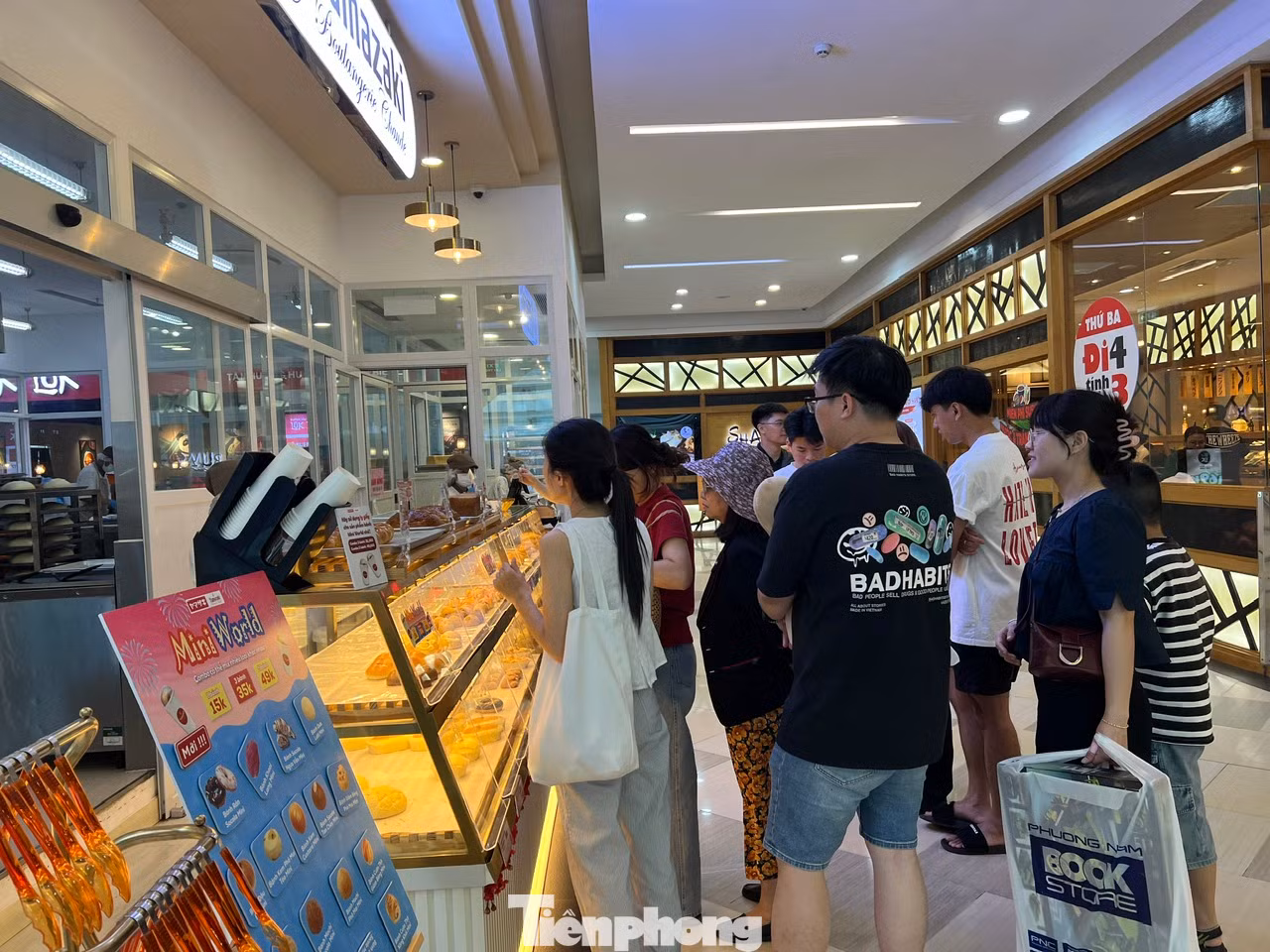 Hầu như các quầy hàng ăn uống nào cũng đông nghịt khách. Trong những ngày lễ, nhiều nhà hàng có thêm khuyến mãi, tặng quà nên càng hút khách hơn.