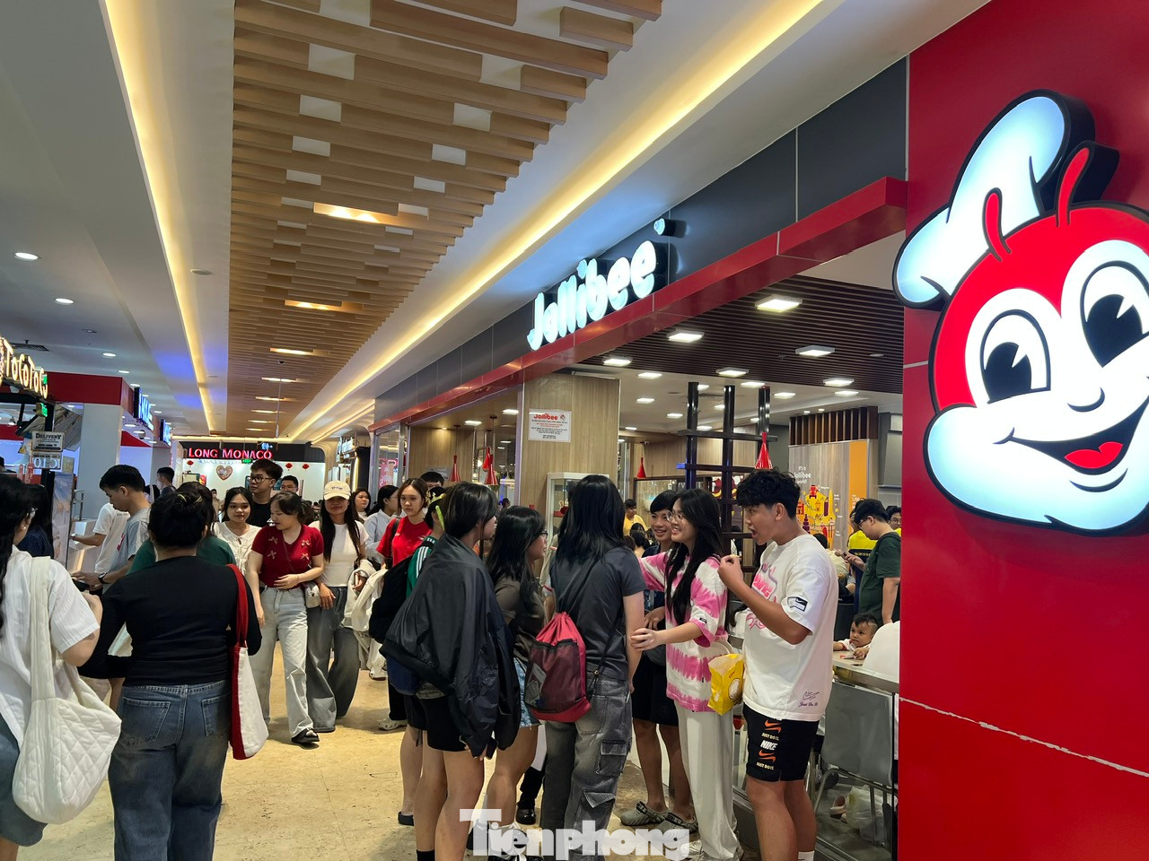 Hầu như các quầy hàng ăn uống nào cũng đông nghịt khách. Trong những ngày lễ, nhiều nhà hàng có thêm khuyến mãi, tặng quà nên càng hút khách hơn. Hầu như các quầy hàng ăn uống nào cũng đông nghịt khách. Trong những ngày lễ, nhiều nhà hàng có thêm khuyến mãi, tặng quà nên càng hút khách hơn.