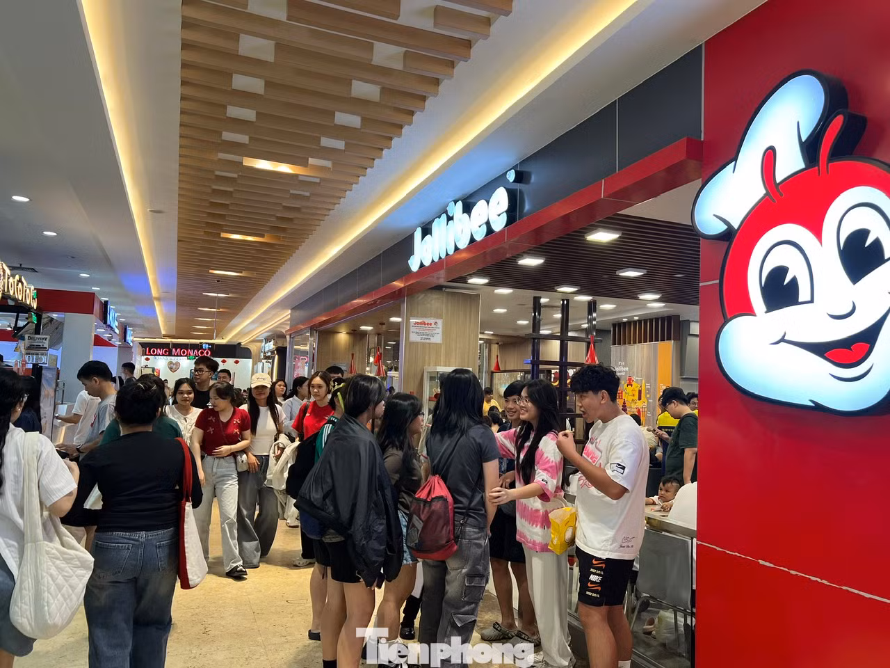 Hầu như các quầy hàng ăn uống nào cũng đông nghịt khách. Trong những ngày lễ, nhiều nhà hàng có thêm khuyến mãi, tặng quà nên càng hút khách hơn.